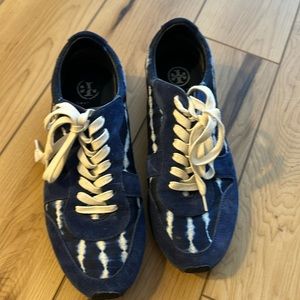 Tory Burch tennis shoes navy tie dye size 8